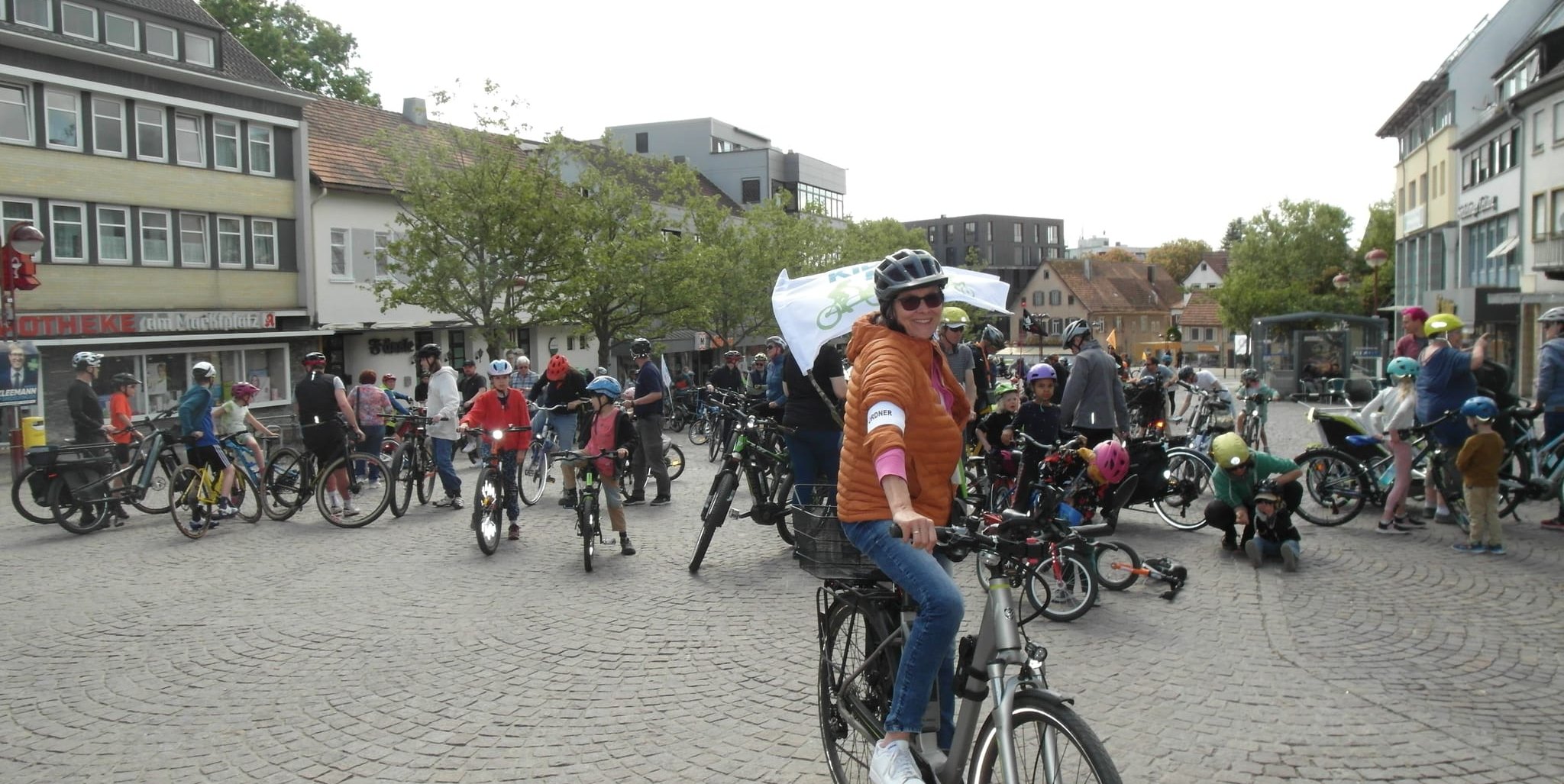 Als eine von zehn Ordnern hat Hanna Bacherle bei der dritten Auflage der von der „Radinitiative Sindelfingen“ veranstalteten Kidical-Mass-Fahrraddemo für die Sicherheit der kleinen und großen Fahrradfahrer auf dem Weg vom Sindelfinger Marktplatz nach Maichingen gesorgt.
