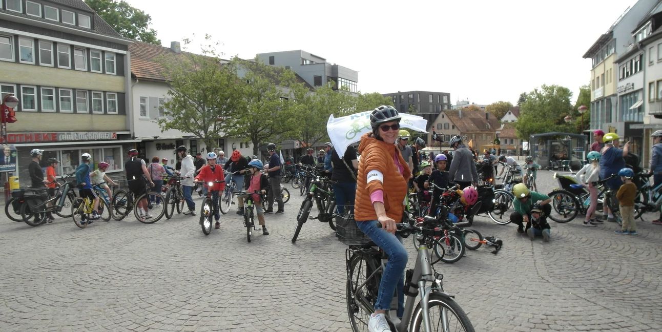 Als eine von zehn Ordnern hat Hanna Bacherle bei der dritten Auflage der von der „Radinitiative Sindelfingen“ veranstalteten Kidical-Mass-Fahrraddemo für die Sicherheit der kleinen und großen Fahrradfahrer auf dem Weg vom Sindelfinger Marktplatz nach Maichingen gesorgt.