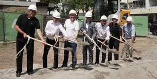 Von links: Architekt Jochen Stuible, Holger Schneider von Implenia Hochbau, OB Dr. Bernd Vöhringer und sein designierter Nachfolger Markus Kleemann, Georgios Tsomidis, Baubürgermeisterin Dr. Corinna Clemens und Fortis-Vorstand Fabian Schnieders beim Spatenstich an der Küblerstraße. Bild: Heiden.