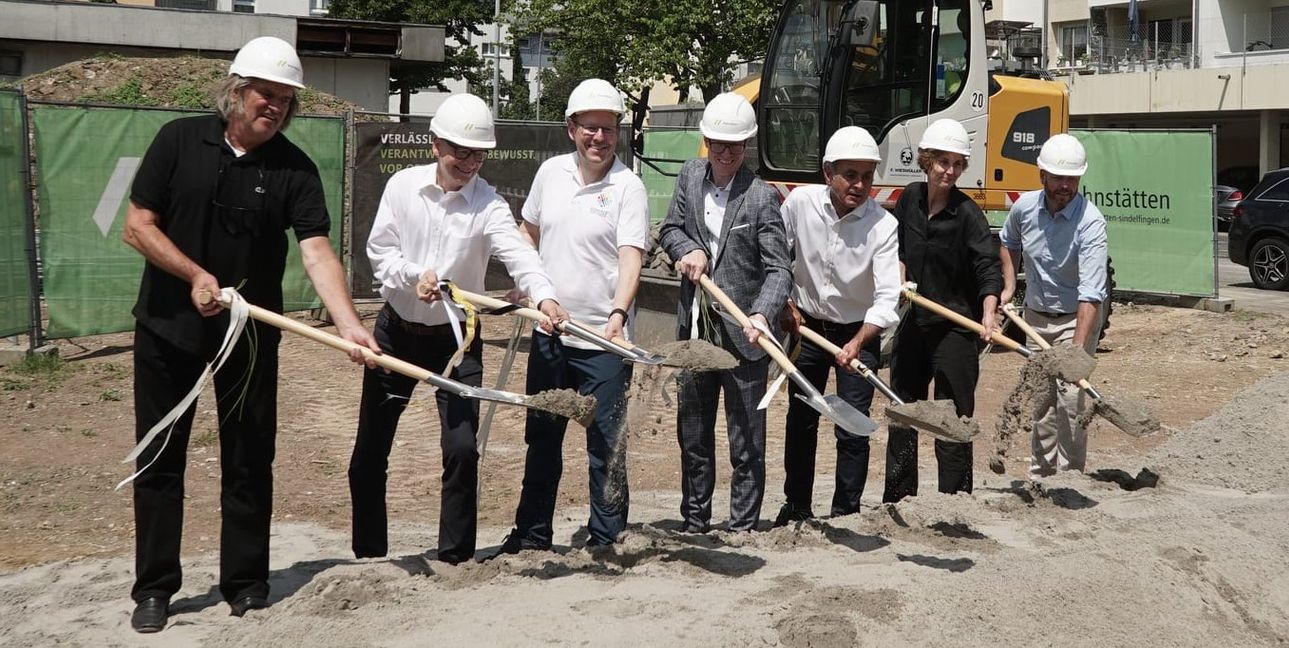 Von links: Architekt Jochen Stuible, Holger Schneider von Implenia Hochbau, OB Dr. Bernd Vöhringer und sein designierter Nachfolger Markus Kleemann, Georgios Tsomidis, Baubürgermeisterin Dr. Corinna Clemens und Fortis-Vorstand Fabian Schnieders beim Spatenstich an der Küblerstraße. Bild: Heiden.