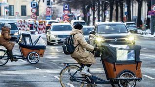 Komplexe Verkehrssituationen mit Baustellen, Radfahrern und Fußgängern sind für die  Assistenzsysteme moderner  Autos noch immer schwer zu interpretieren.