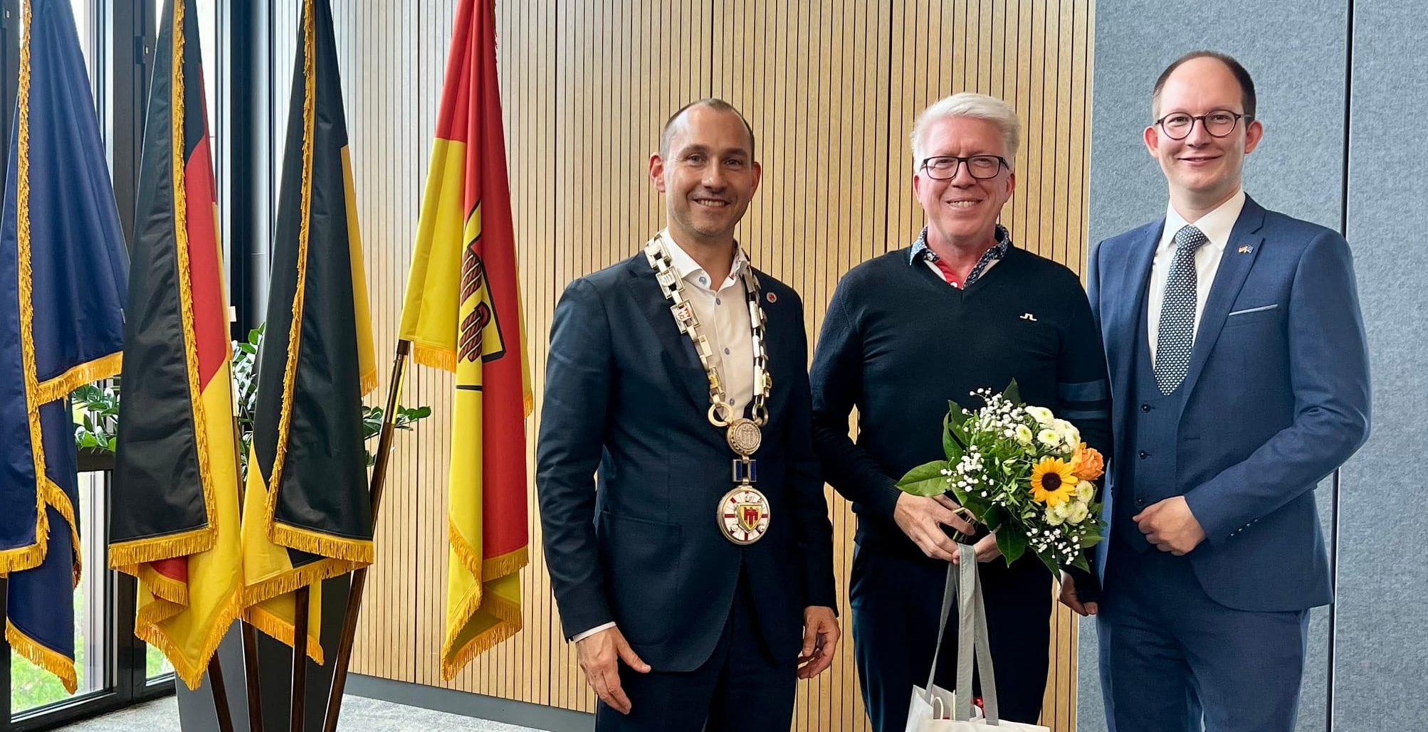 OB Dr. Stefan Belz (links) verabschiedet Pascal Panse (rechts). Harald Link rückt nach.