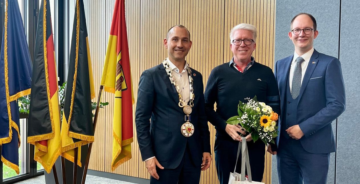 OB Dr. Stefan Belz (links) verabschiedet Pascal Panse (rechts). Harald Link rückt nach.