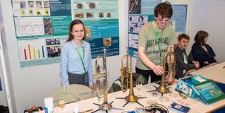 Der Antrieb von Annabell Pscheidt und Francis Mursic ist ein persönlicher. Sie haben ein Mittel gegen Grünspan in der Trompete entwickelt.