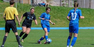 Die Sindelfingerinnen Sophie Köhler (am Ball) und Laura Seifert wollen den VfB Stuttgart II am Sonntag wieder ärgern.