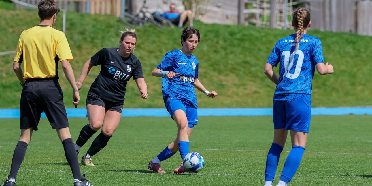 Die Sindelfingerinnen Sophie Köhler (am Ball) und Laura Seifert wollen den VfB Stuttgart II am Sonntag wieder ärgern.