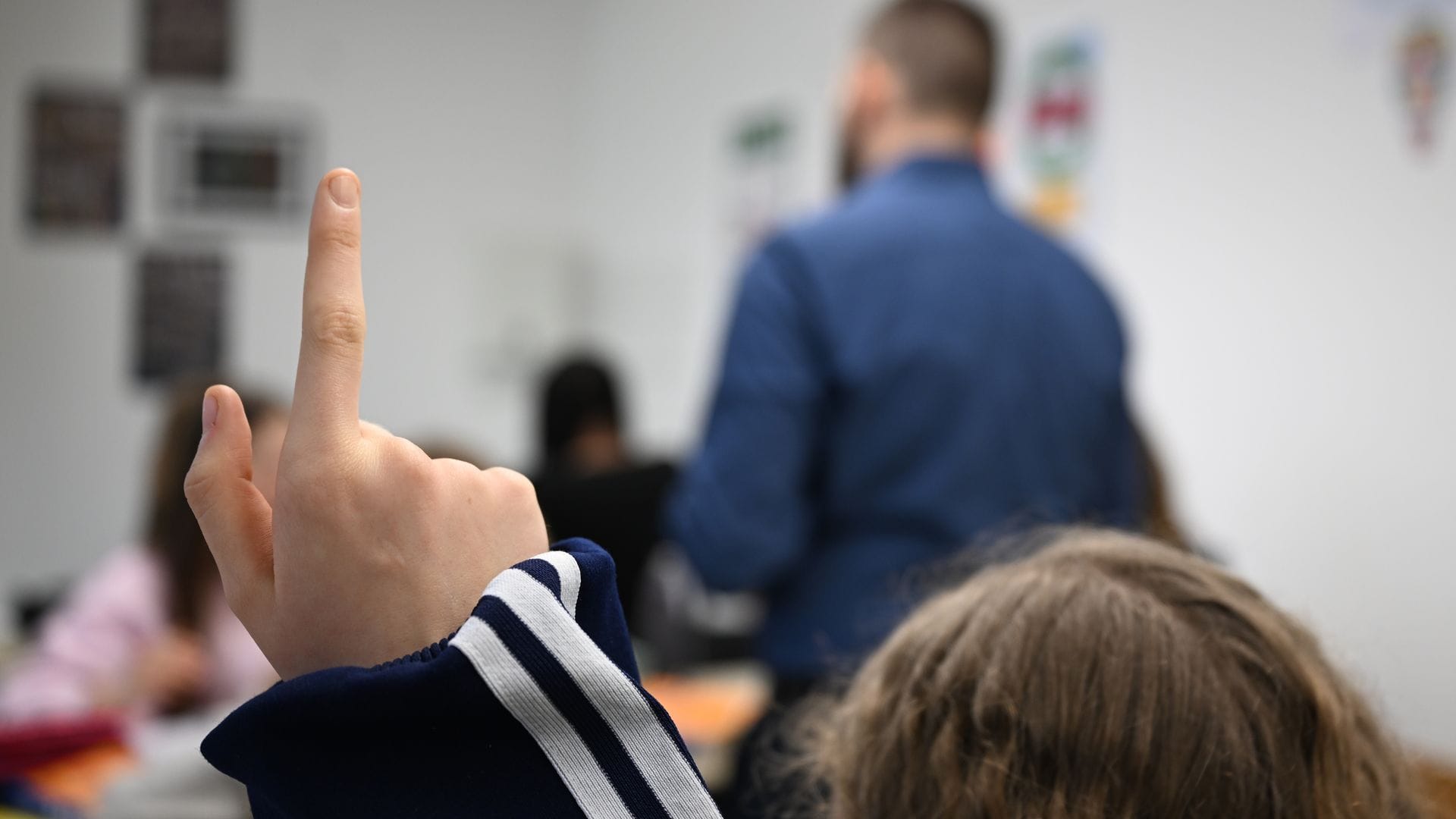 Nicht immer melden sich Schüler so brav: Immer mehr Lehrkräfte nehmen das Verhalten im Klassenzimmer als Belastung wahr. (Symbolbild)