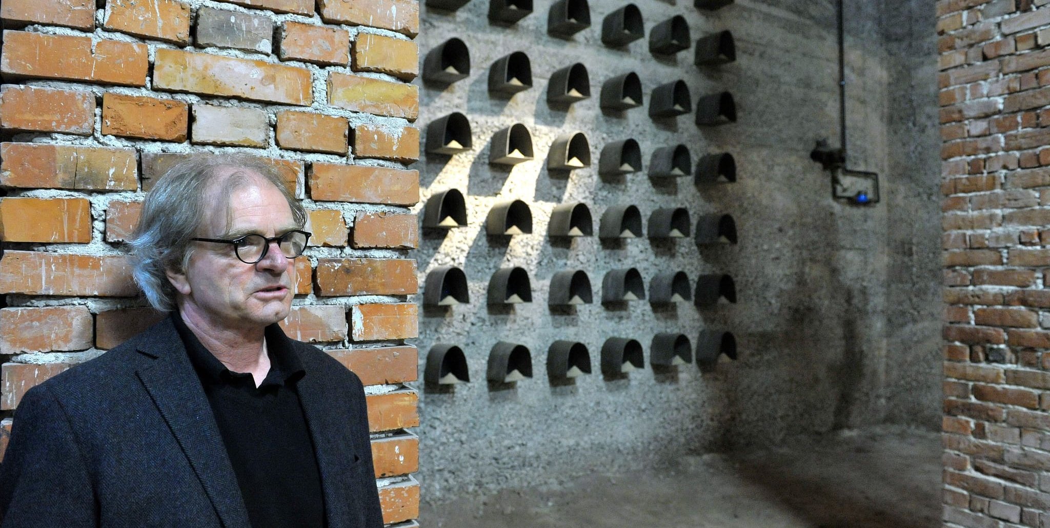 „Erinnerungsräume“ nennt Marinus van Aalst das Kunstprojekt in den Kellerräumen der Friedhofskapelle auf dem Alten Friedhof. Der nächste Termin ist am Sonntag, 5. Juli, von 15 bis 17 Uhr.