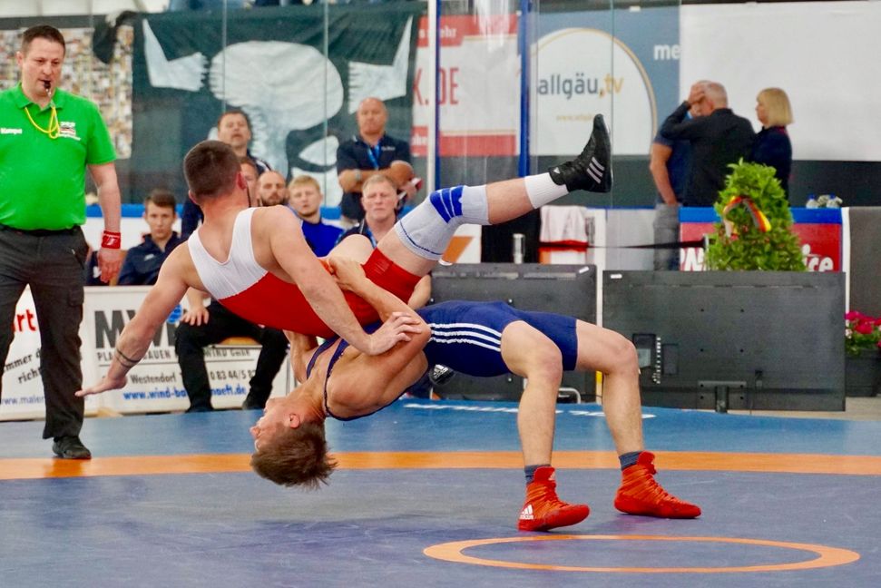 Kopfüber bei der WM:  Der Ehninger Michael Widmayer beim Wurf.