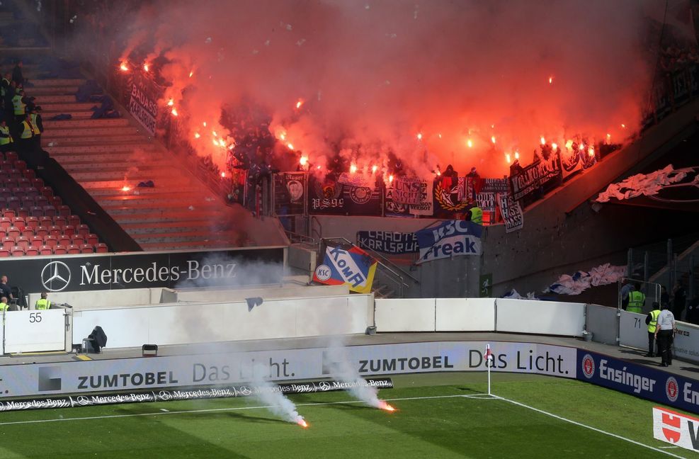 Bei einem Spiel zwischen VfB und KSC d