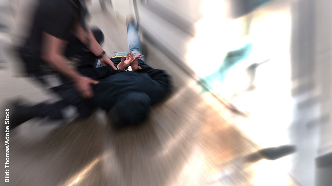 Auch bei einer Festnahme durch die Polizei kann noch allerlei Überraschendes passieren.