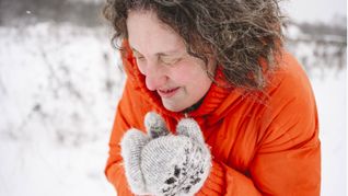 Beim Anblick dieser fröstelnden Spaziergängerin  fängt man unwillkürlich an zu bibbern.