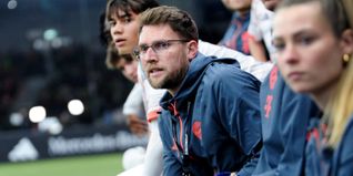 Peer Lauster an der Bande des FC Bayern München.