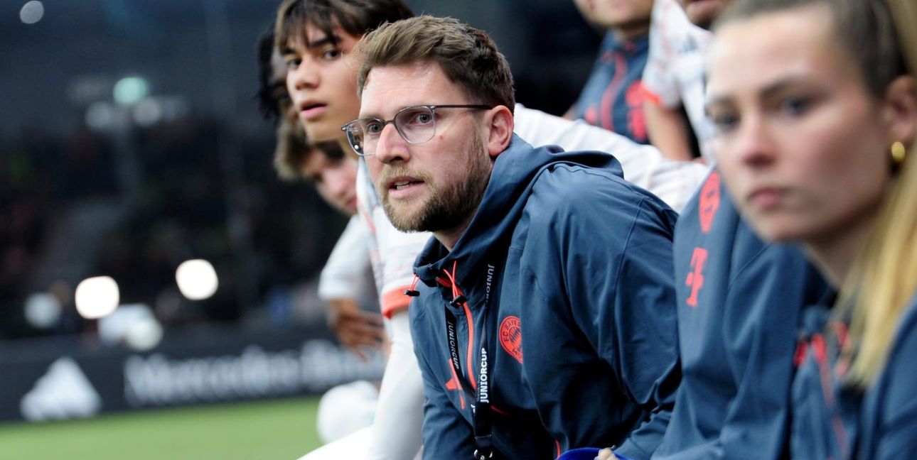 Peer Lauster an der Bande des FC Bayern München.