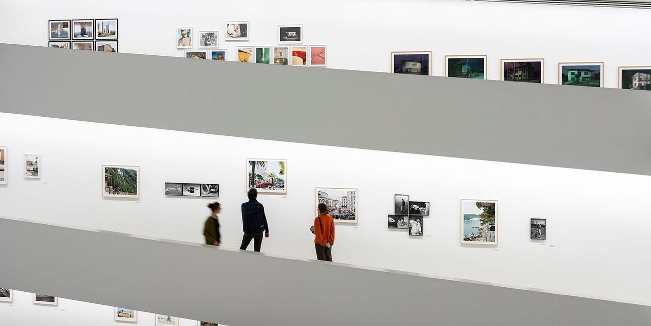 Ausstellungsansicht „No Place Like Home“. Italienische Fotografie seit den 1980er Jahren“ im Schauwerk.