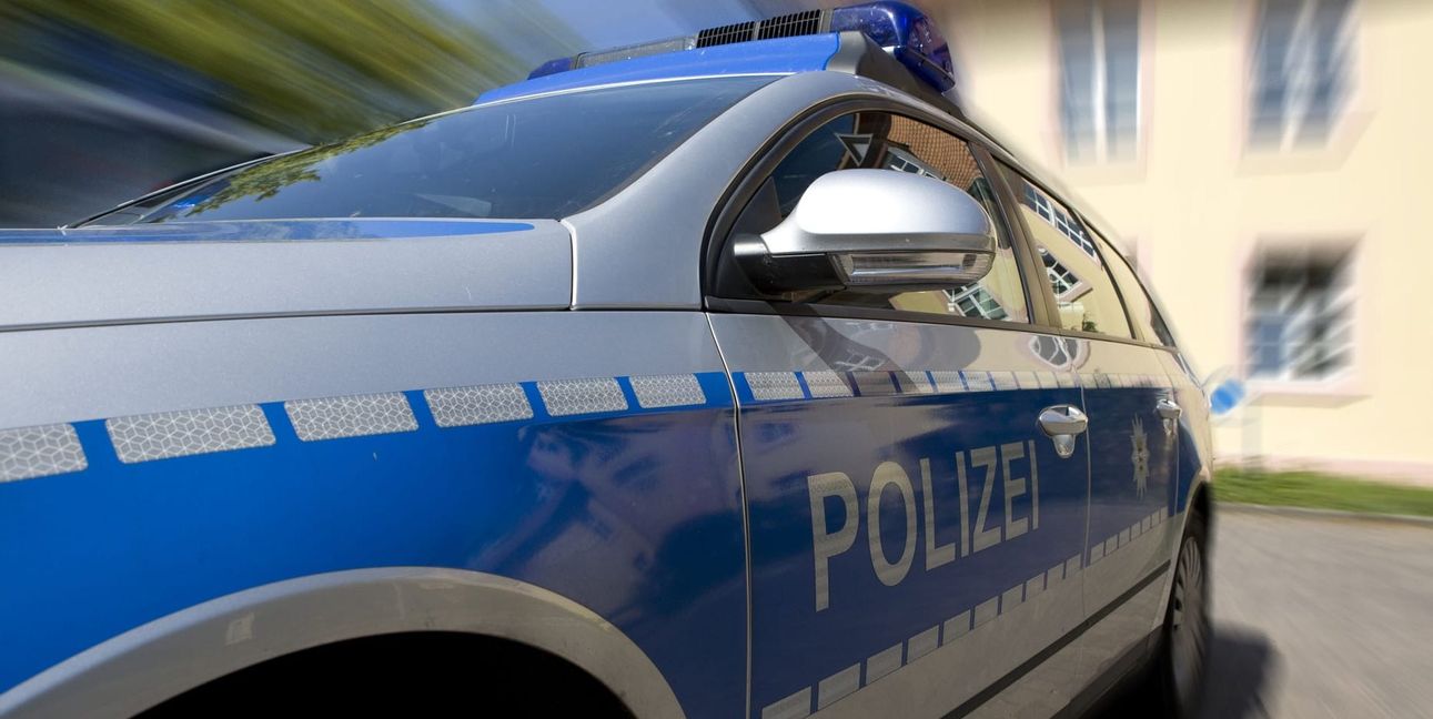 Die eingesetzten Polizeibeamten untersagten der Seniorin die Weiterfahrt und beschlagnahmten ihren Führerschein.