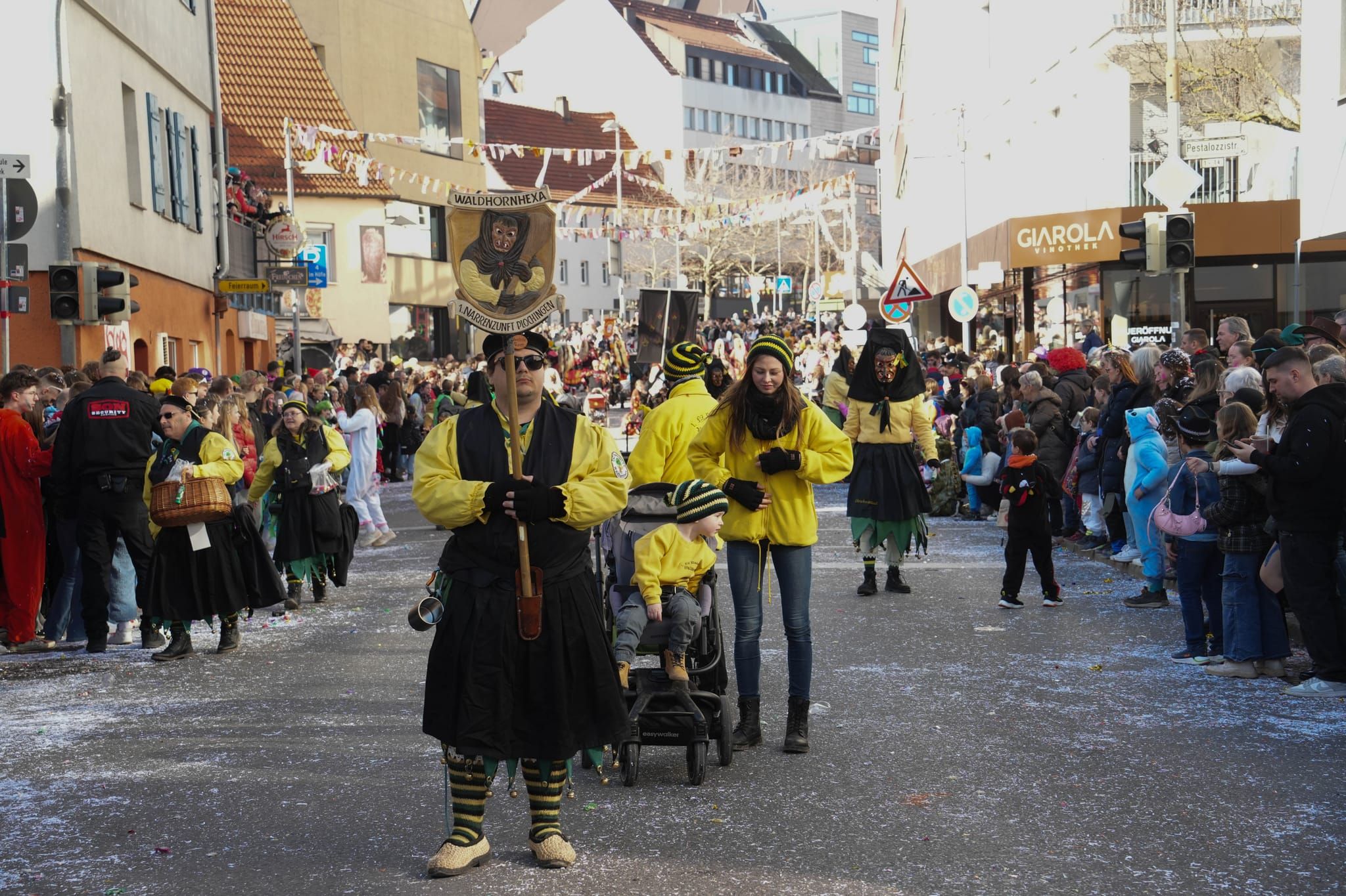 Narren, Hexen und tolle Stimmung beim Böblinger Rosenmontagsumzug.