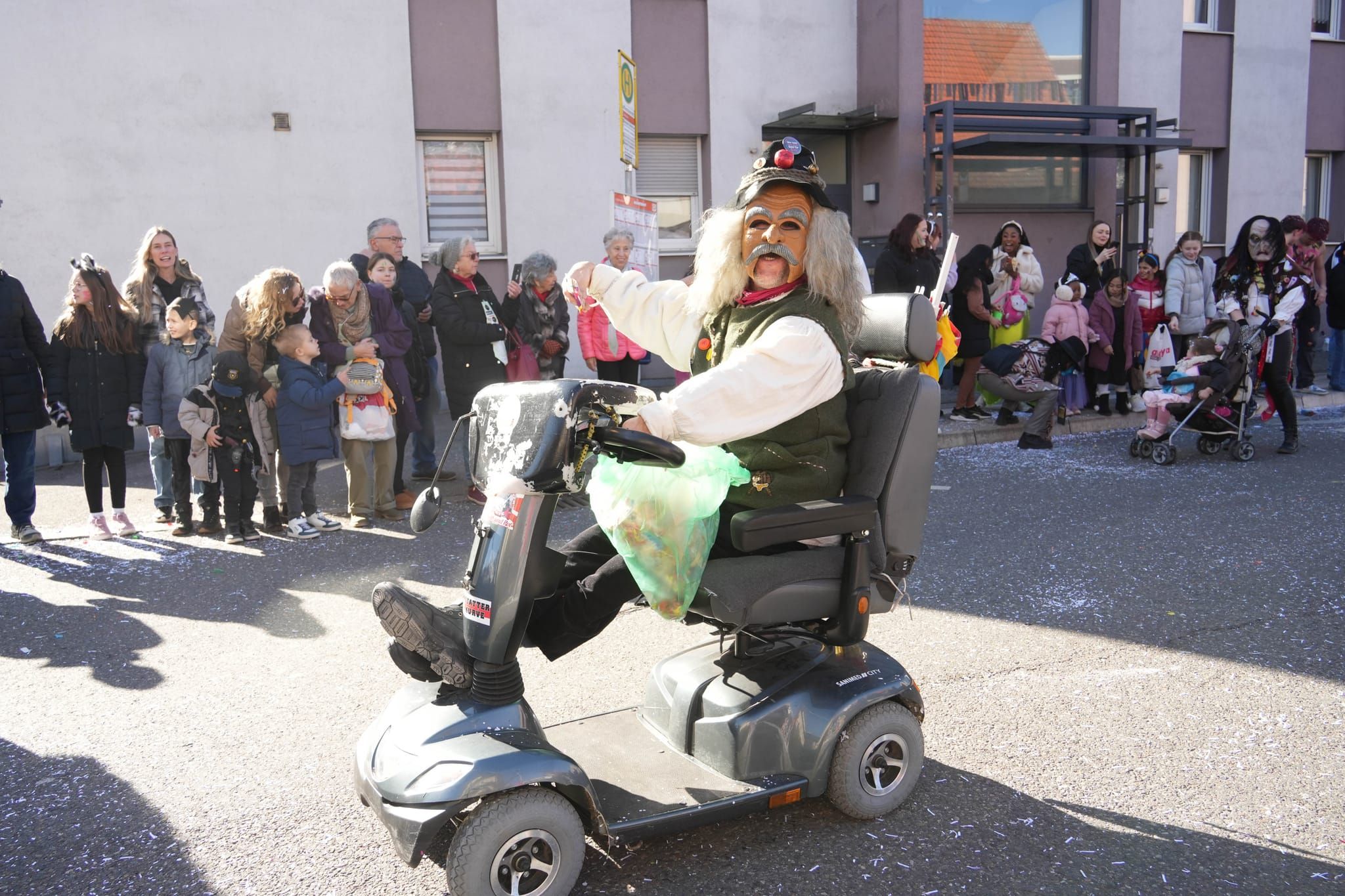 Narren, Hexen und tolle Stimmung beim Böblinger Rosenmontagsumzug.