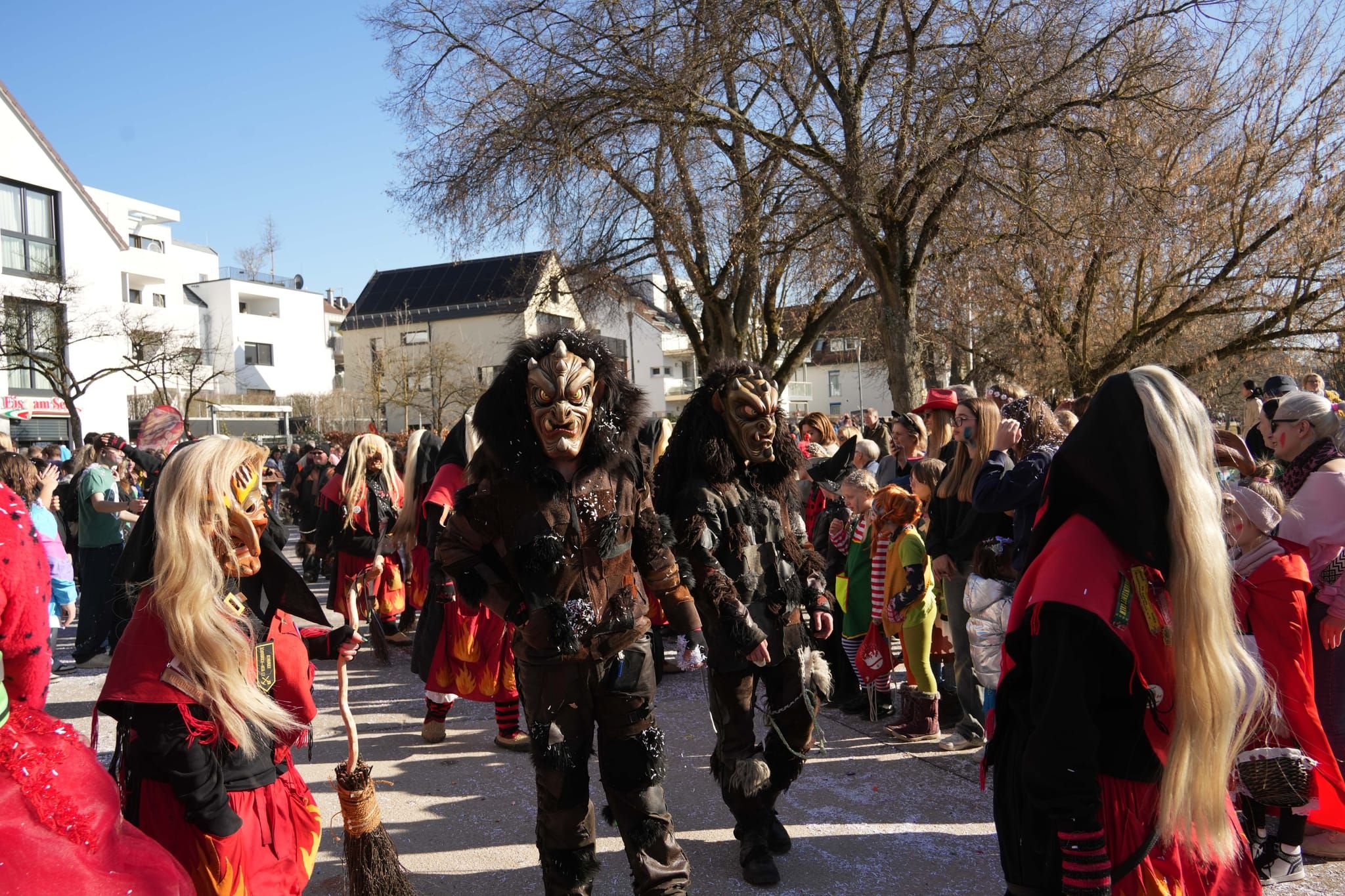Narren, Hexen und tolle Stimmung beim Böblinger Rosenmontagsumzug.