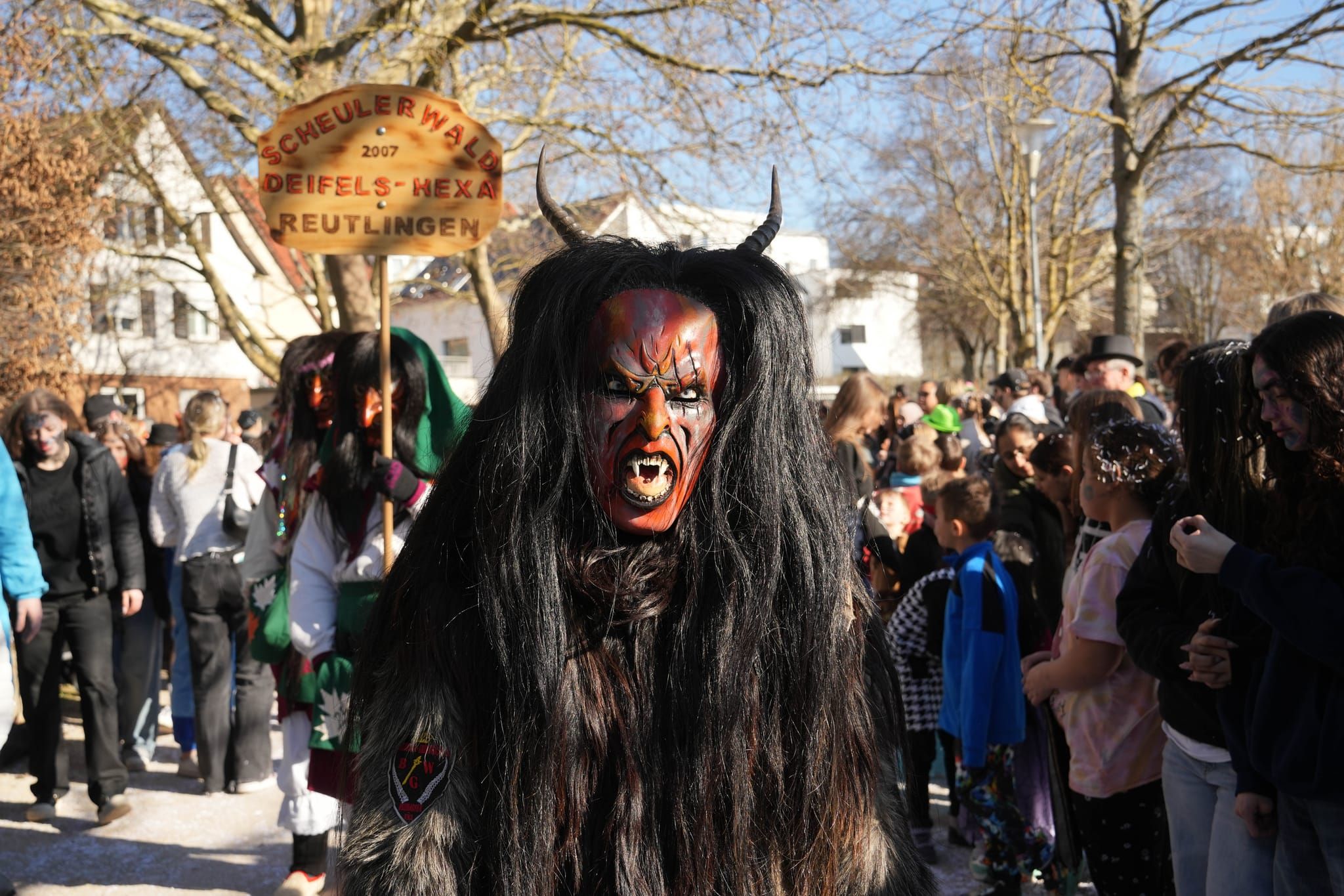 Narren, Hexen und tolle Stimmung beim Böblinger Rosenmontagsumzug.