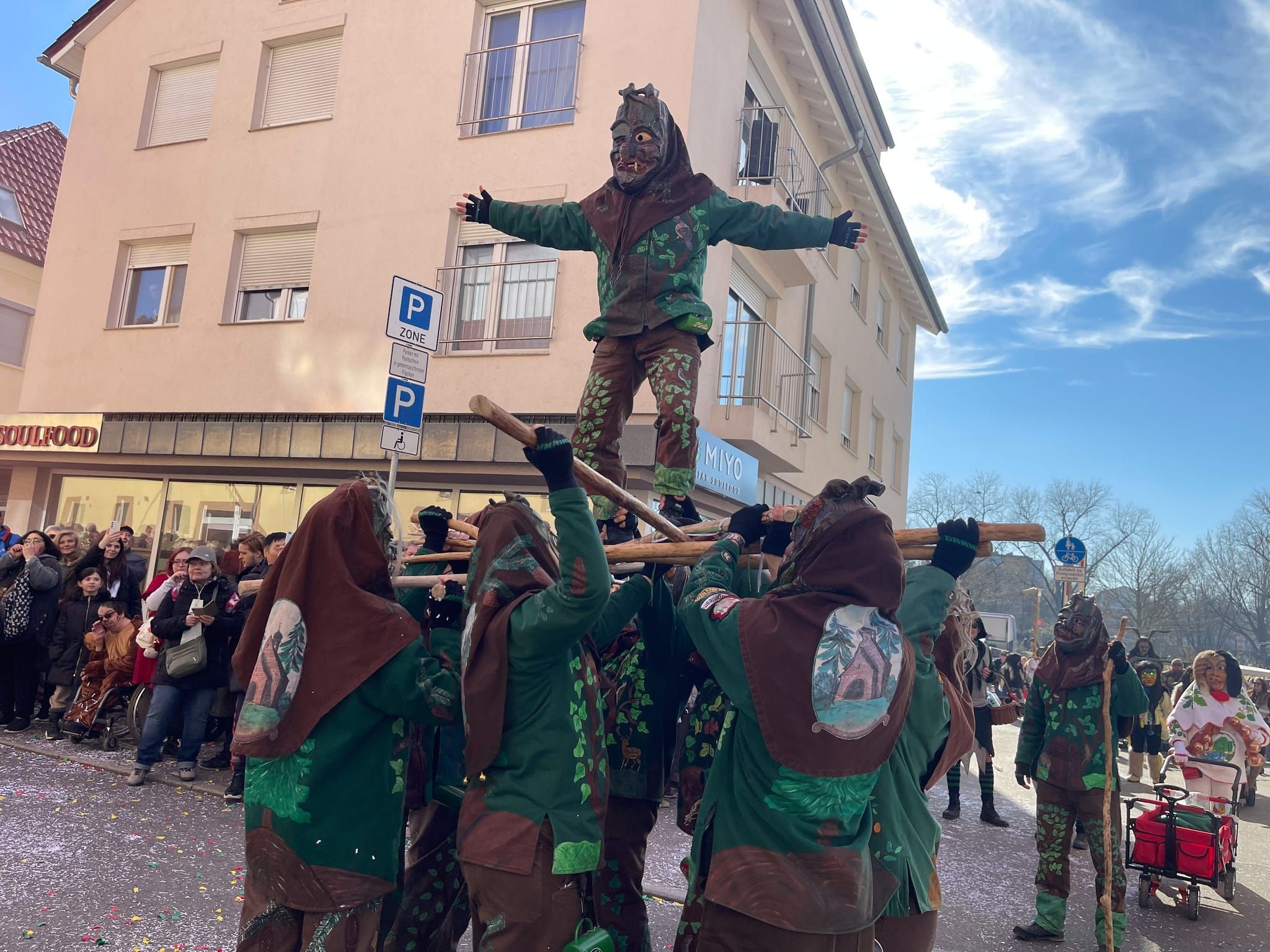 Narren, Hexen und tolle Stimmung beim Böblinger Rosenmontagsumzug.