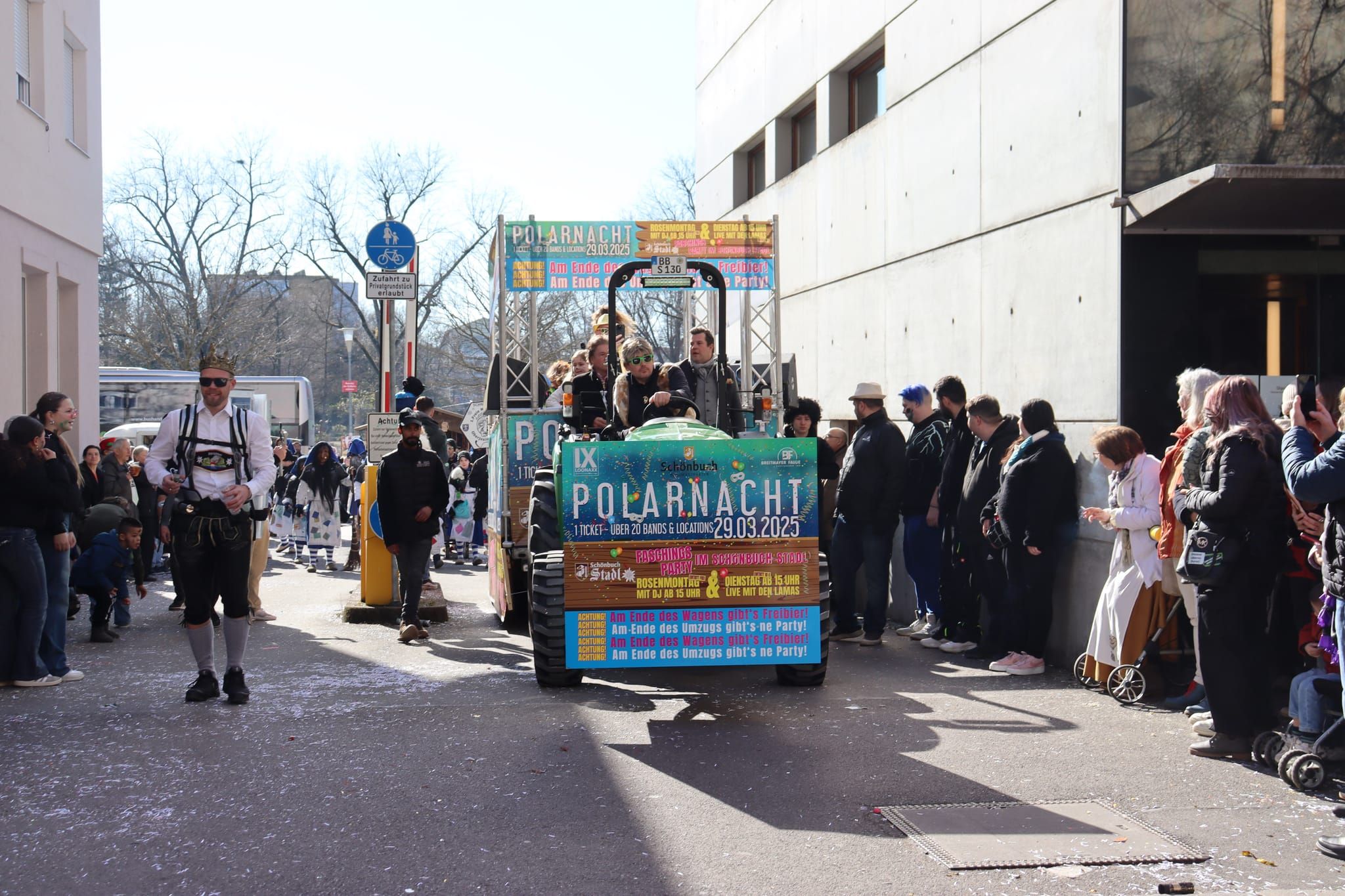 Narren, Hexen und tolle Stimmung beim Böblinger Rosenmontagsumzug.