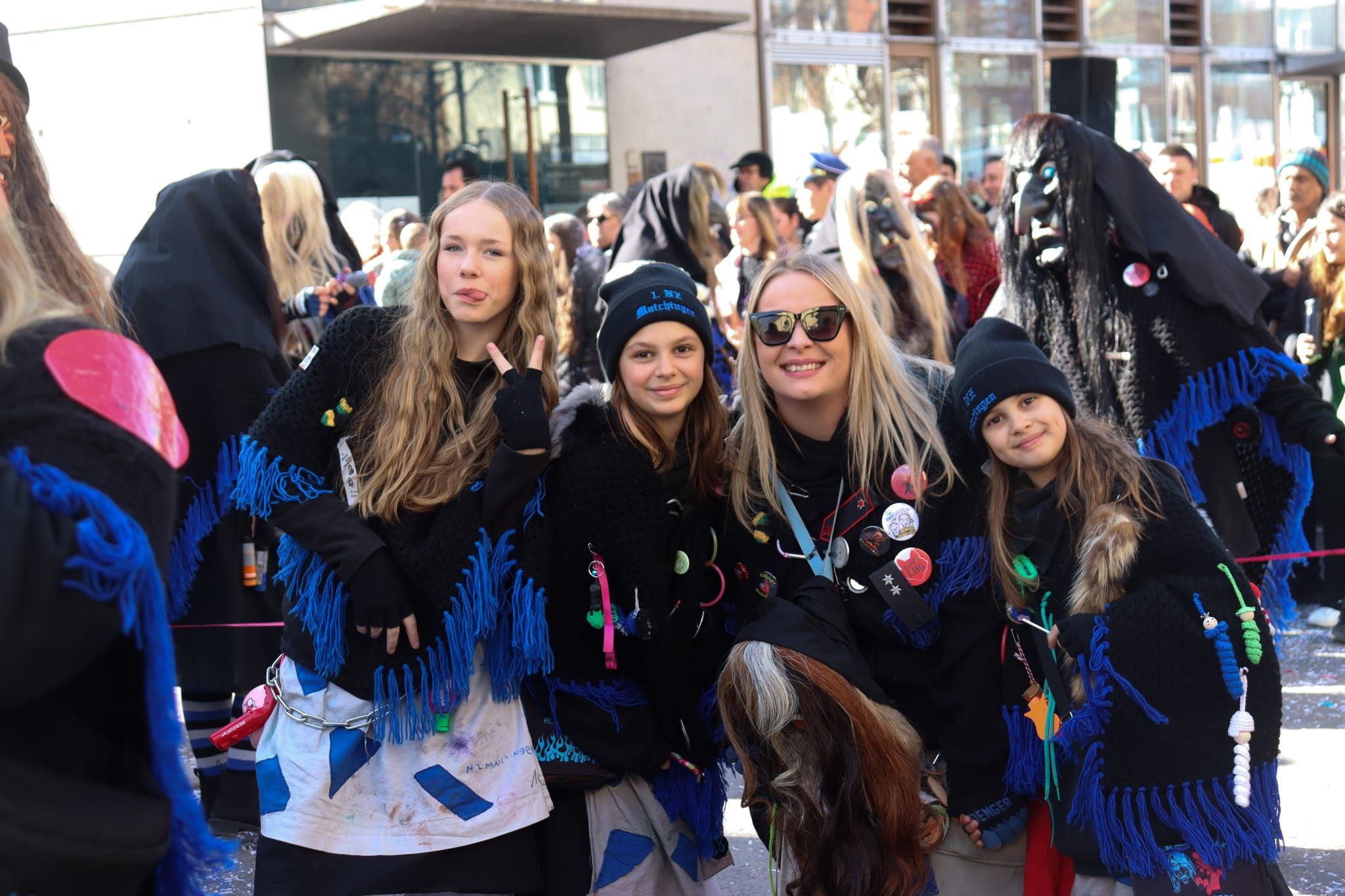 Narren, Hexen und tolle Stimmung beim Böblinger Rosenmontagsumzug.