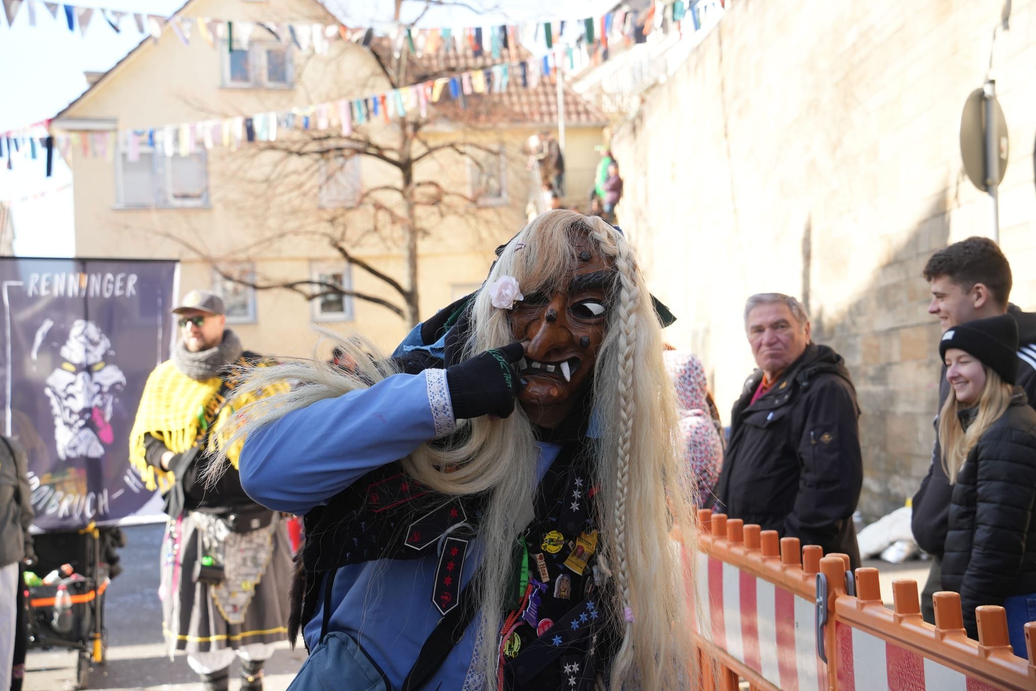Narren, Hexen und tolle Stimmung beim Böblinger Rosenmontagsumzug.