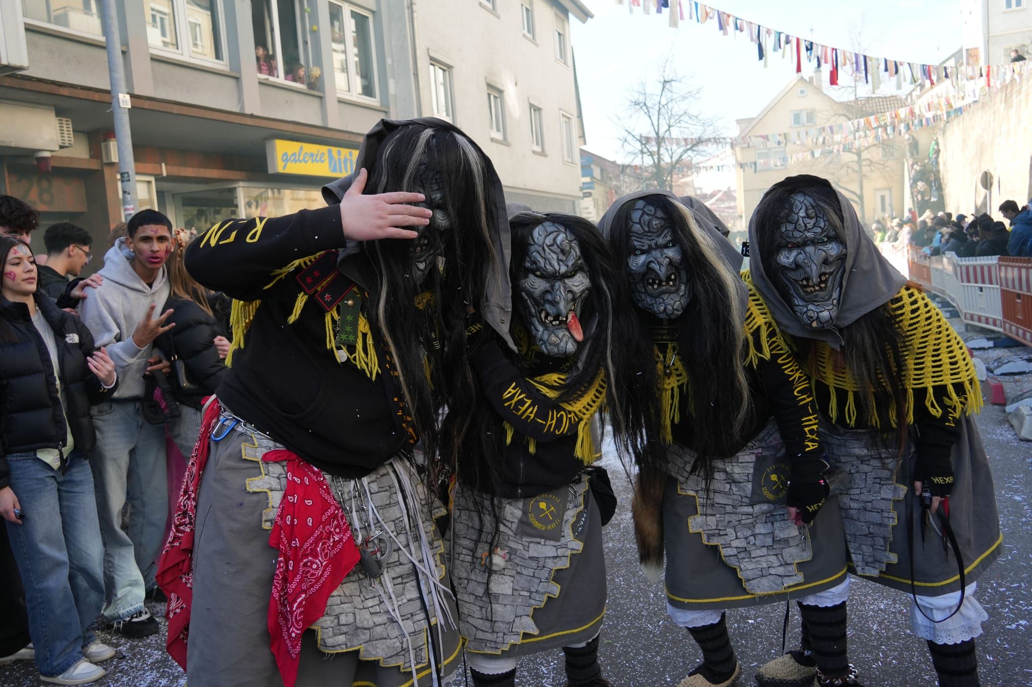 Narren, Hexen und tolle Stimmung beim Böblinger Rosenmontagsumzug.