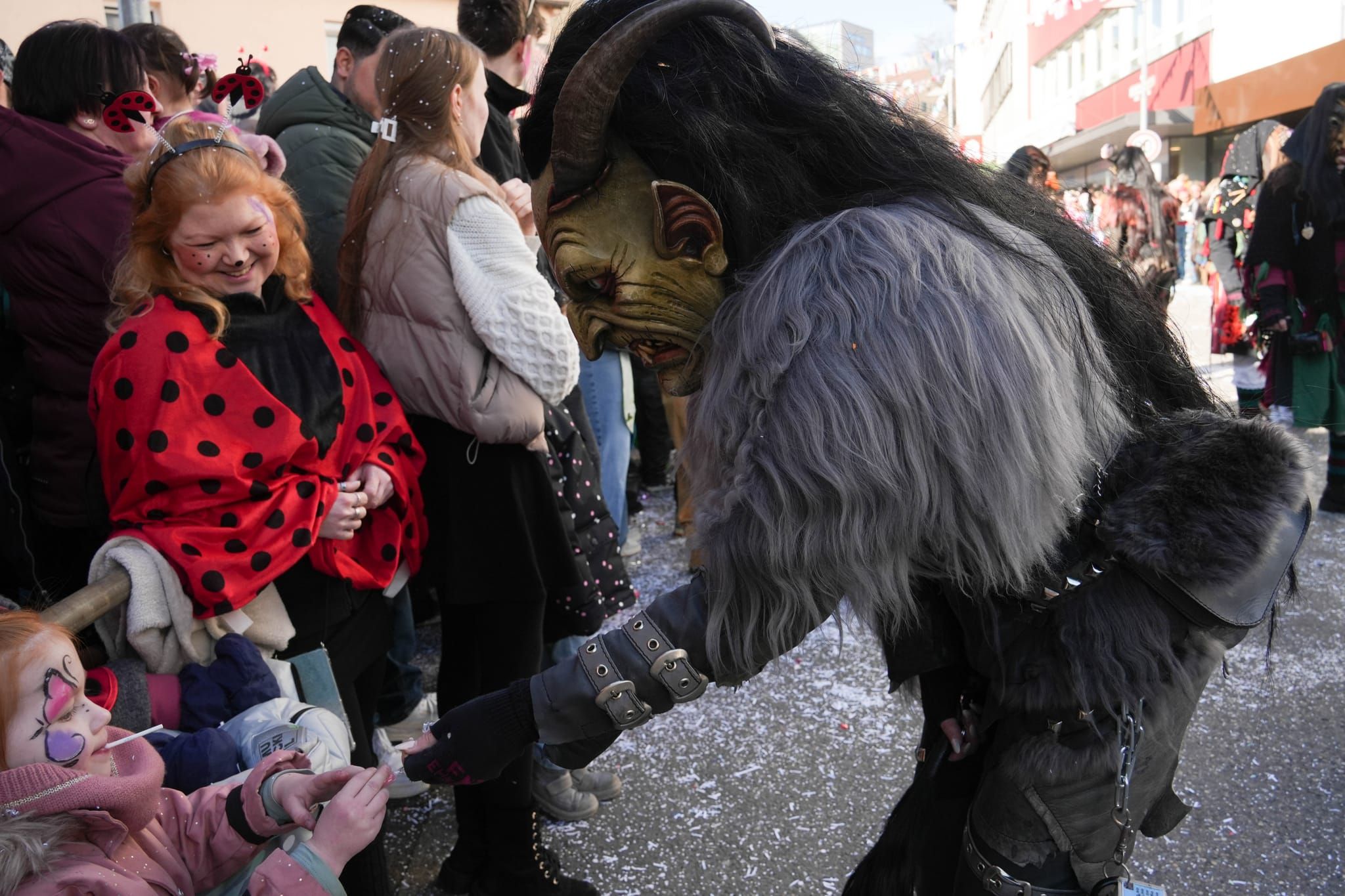Narren, Hexen und tolle Stimmung beim Böblinger Rosenmontagsumzug.