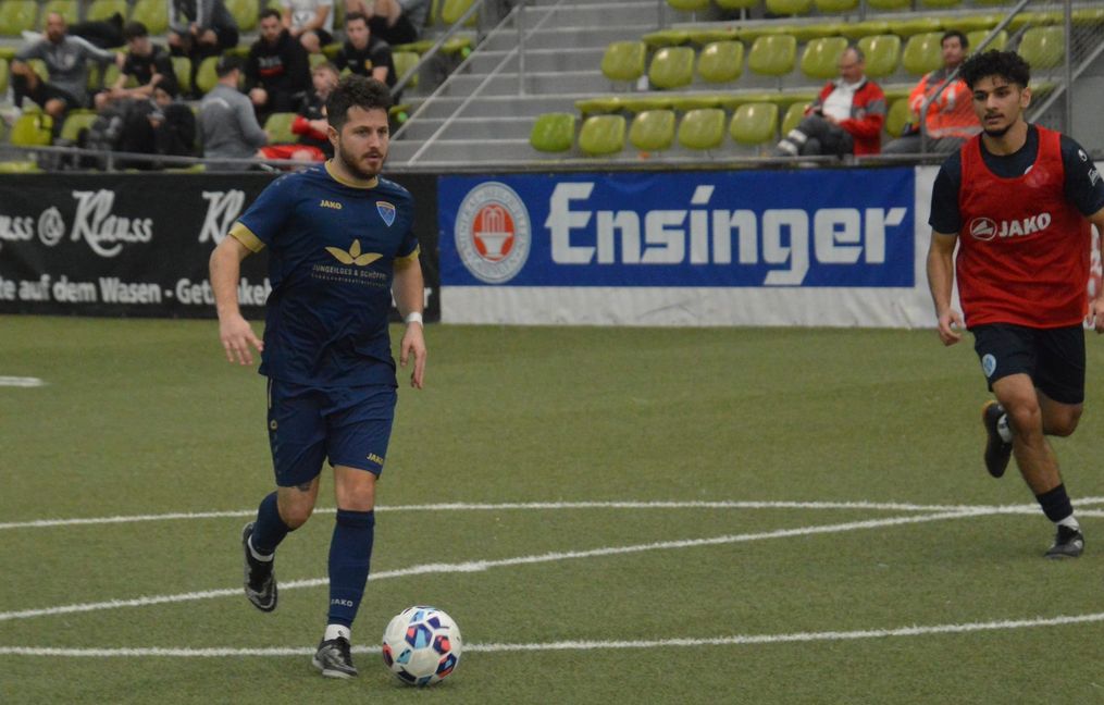 Spielertrainer Timo Engelberger und dem TV Darmsheim II wurde bei der Hallenfußball-Gala ihre Schwäche im Zehnmeterschießen zum Verhängnis.