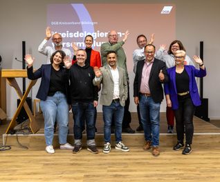 Der DGB-Kreisvorstand Böblingen bei der Delegiertenkonferenz im September 2025 mit dem wiedergewählten Kreisvorsitzenden Georg Patzek (hintere Reihe, dritter von links), der betreuenden Gewerkschaftssekretärin Anja Lange (vordere Reihe, links) und dem DGB-Bezirksvorsitzenden Kai Burmeister (vorhere Reihe, zweiter von rechts).