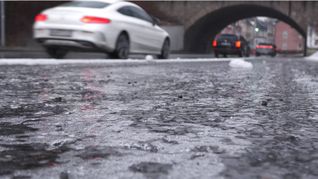 Blitzeis: Der Regen gefriert sofort auf dem Erdboden. Eine spiegelglatte Eisbahn entsteht. Für Autofahrer und Fußgänger brandgefährlich, da ein Unterschied zwischen Regen und Eis kaum sichtbar ist.