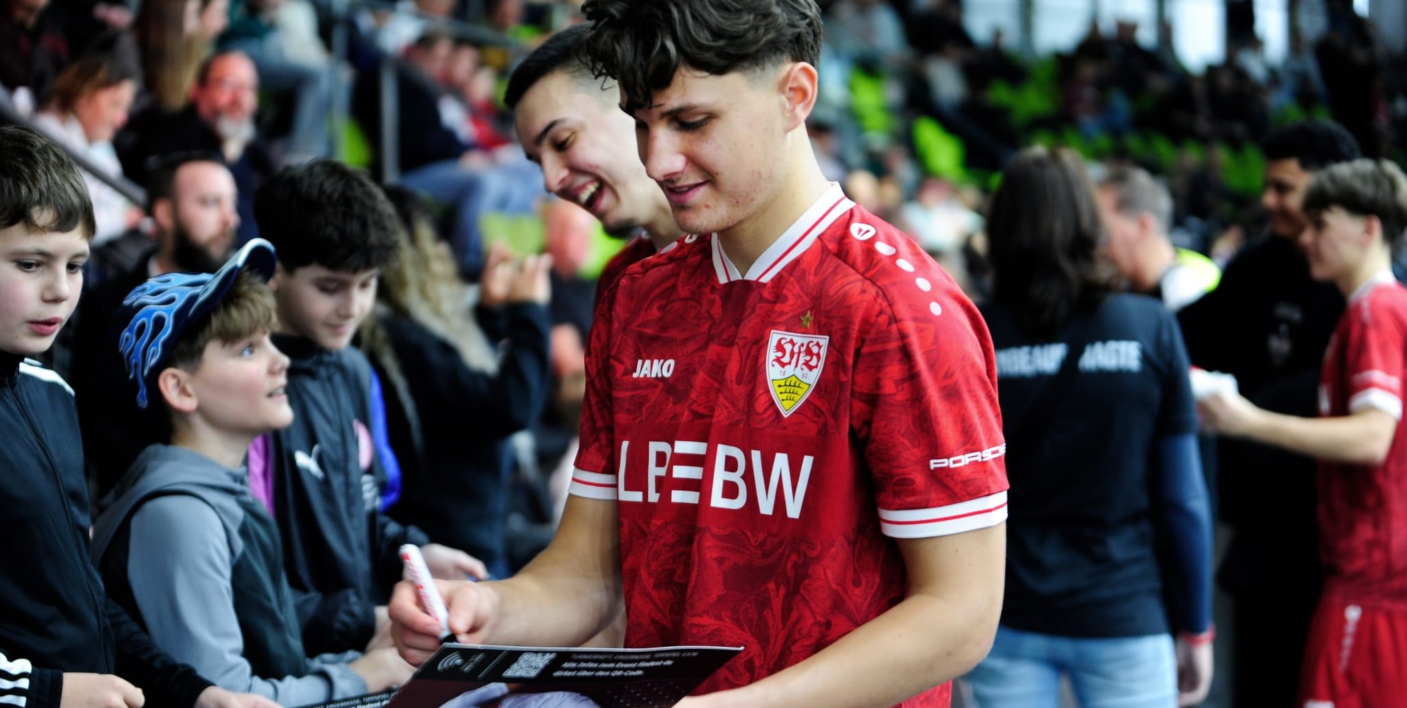 Karl Kempf schreibt gerne Autogramme: Die Fans unterstützen uns unglaublich. Das Mindeste ist, dass wir ihnen auch etwas zurückgeben.“