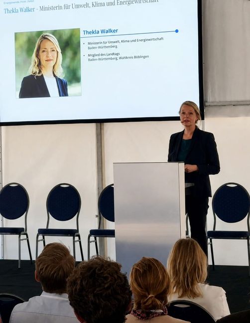 Landesumweltministerin Thekla Walker auf dem Podium im Energie-Effizienz-Park von COBIS.