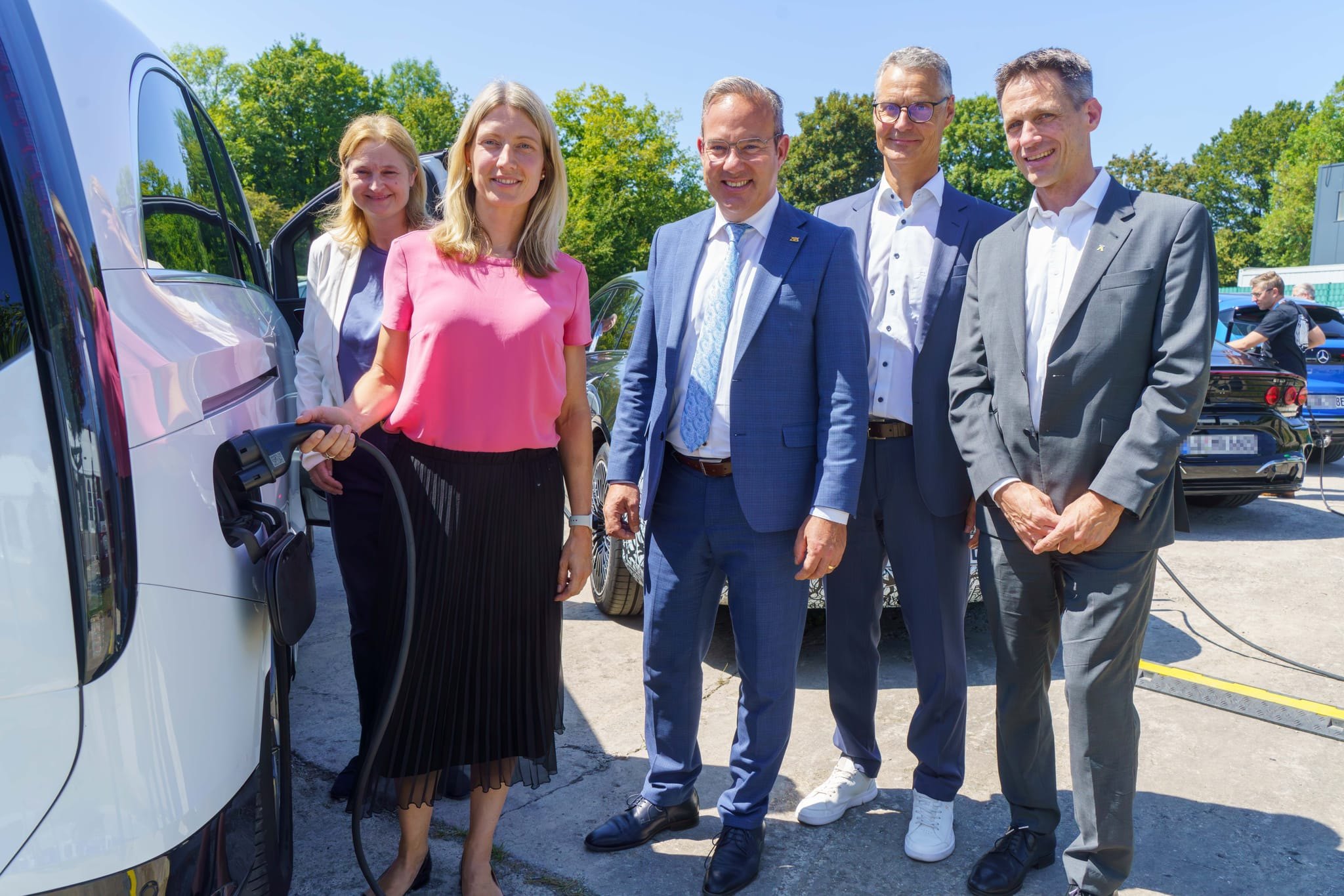 Von links: Regina Dvořák-Vučetić (CDU-Bundestagsabgeordnete, Wahlkreis Böblingen) Carolin Strauß (Mercedes-Benz AG), Raimund Haser (Staatssekretär im baden-württembergischen Verkehrsministerium), Dr. Michael Zürn (COBIS) und Dr. Oliver Strangfeld (TransnetBW).