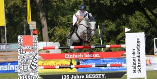Arwen-Charlotte Thaler erreichte im Zwei-Sterne-S-Springen einen starken dritten Platz mit Schimmelstute Duitama. Bild: Häusler