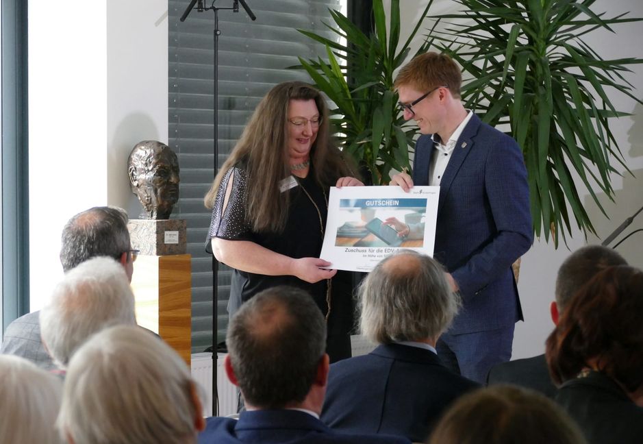 Sindelfingens Oberbürgermeister Markus Kleemann überreicht einen Gutschein zur Ertüchtigung des EDV-Systems an Dr. Hertha Scharz Bild: Lück