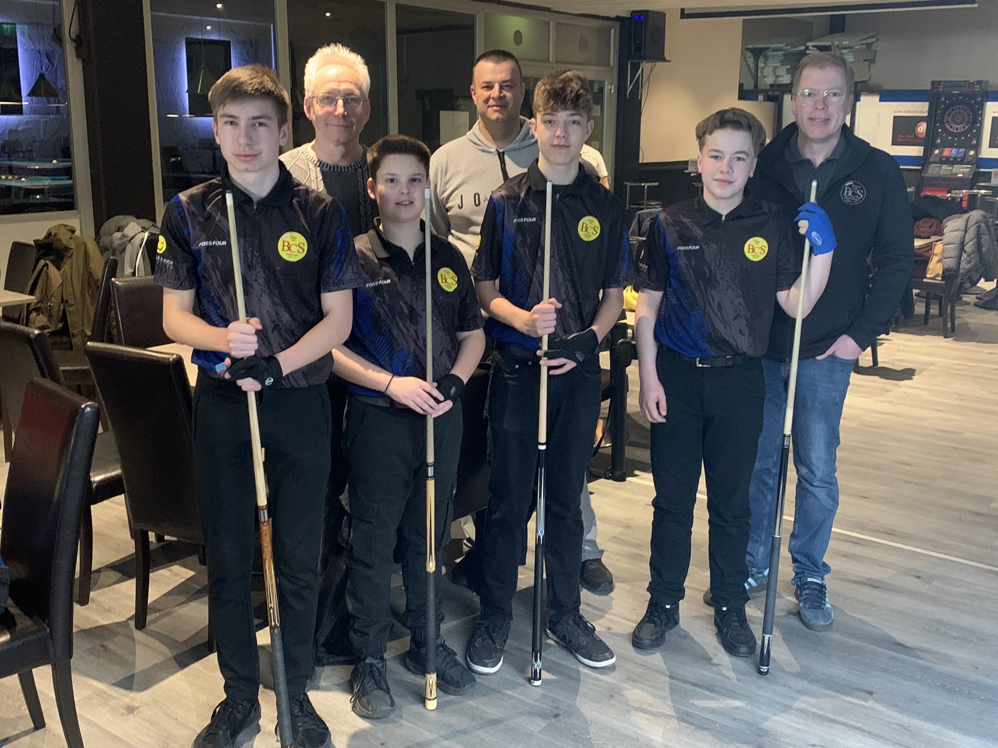 Mark Pfaffenrodt, Vater Igor Pfaffenrodt, Nikolaos Michailidis, Vater Ari Michailidis, Henry Spang, Benjamin Hirschberger, Vater und Teambetreuer Thomas Hirschberger.	Bild: Holzapfel