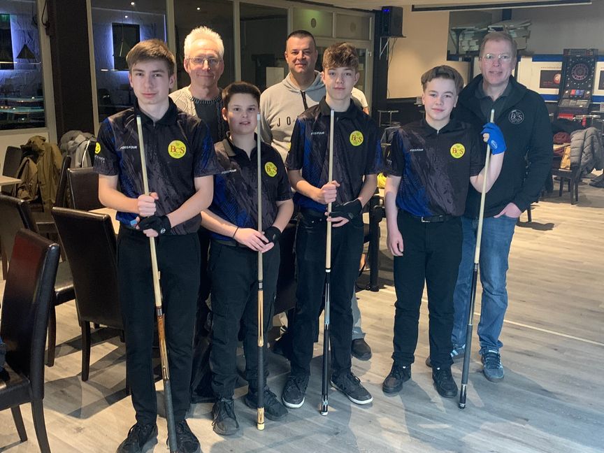 Mark Pfaffenrodt, Vater Igor Pfaffenrodt, Nikolaos Michailidis, Vater Ari Michailidis, Henry Spang, Benjamin Hirschberger, Vater und Teambetreuer Thomas Hirschberger.	Bild: Holzapfel