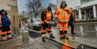 Die Bautrupps bringen das Glasfaser in den Boden. Dafür werden Gehwege und Straßen aufgerissen. Bild: Richter