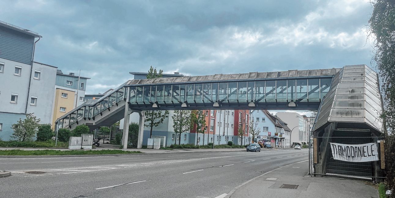 Die Fußgängerüberführung steht immer noch. Bild: Gospodarczyk