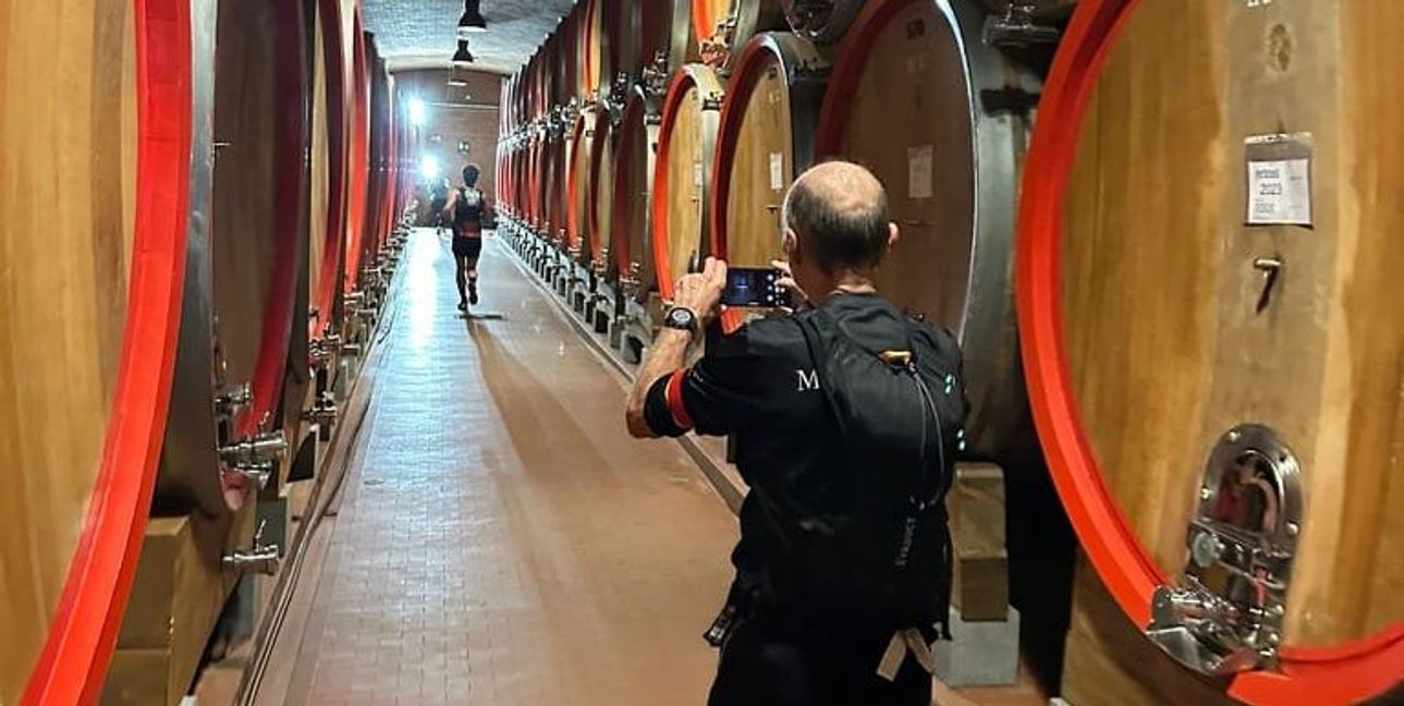 Beim Winetrail geht es auch durch durch kleine und große Weinkeller, wo auch Wein für die Läufer angeboten wird.Bild: z