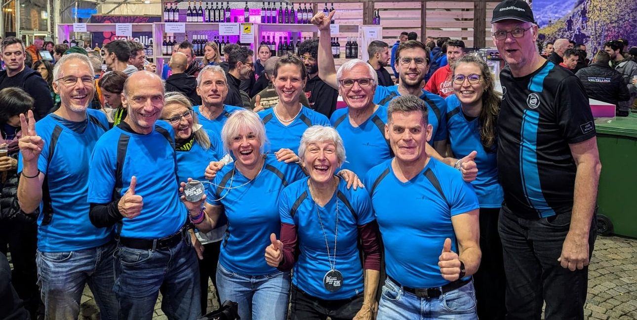 Nach dem Lauf lässt es sich gut feiern: Thomas Hesmer, Silvio Catapano, Bettina Müller, Ulrich Giesel, Rafa Hiedra Lozano, Selina Torkler, Thomas Torkler (hinten von links, Gerhard Simonides im Arm Christel Frank, Agnieszka Rölle, Dora Kusio-Torkler und Jürgen Stingl (vorne von links).