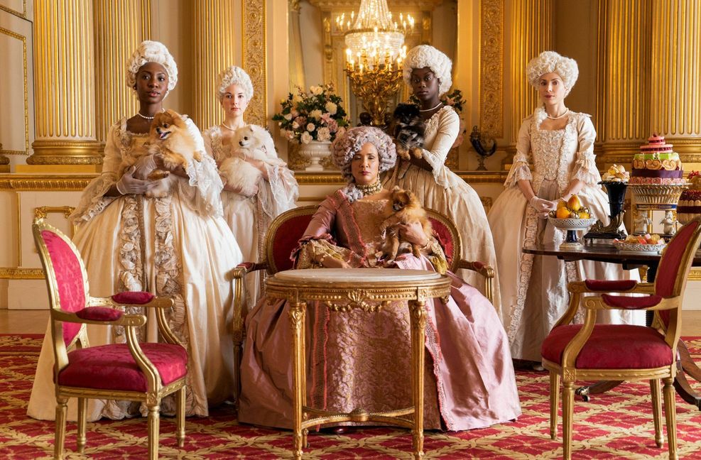 Queen Charlotte (Golda Rosheuvel) ist umgeben von ihren Bediensteten und ihren Hunden. Foto: www.imago-images.de