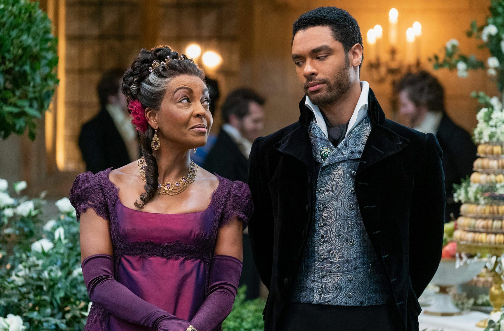 Ziehmutter Lady Danbury (Adjoa Andoh) und der Herzog Simon Basset (Rege-Jean Page) verstehen sich gut. Foto: www.imago-images.de
