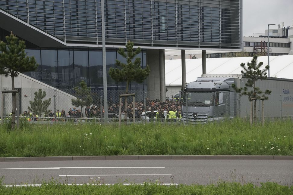 Die Frühschicht versammelt sich vor der Produktionshalle. Bild: SDMG/Dettenmeyer