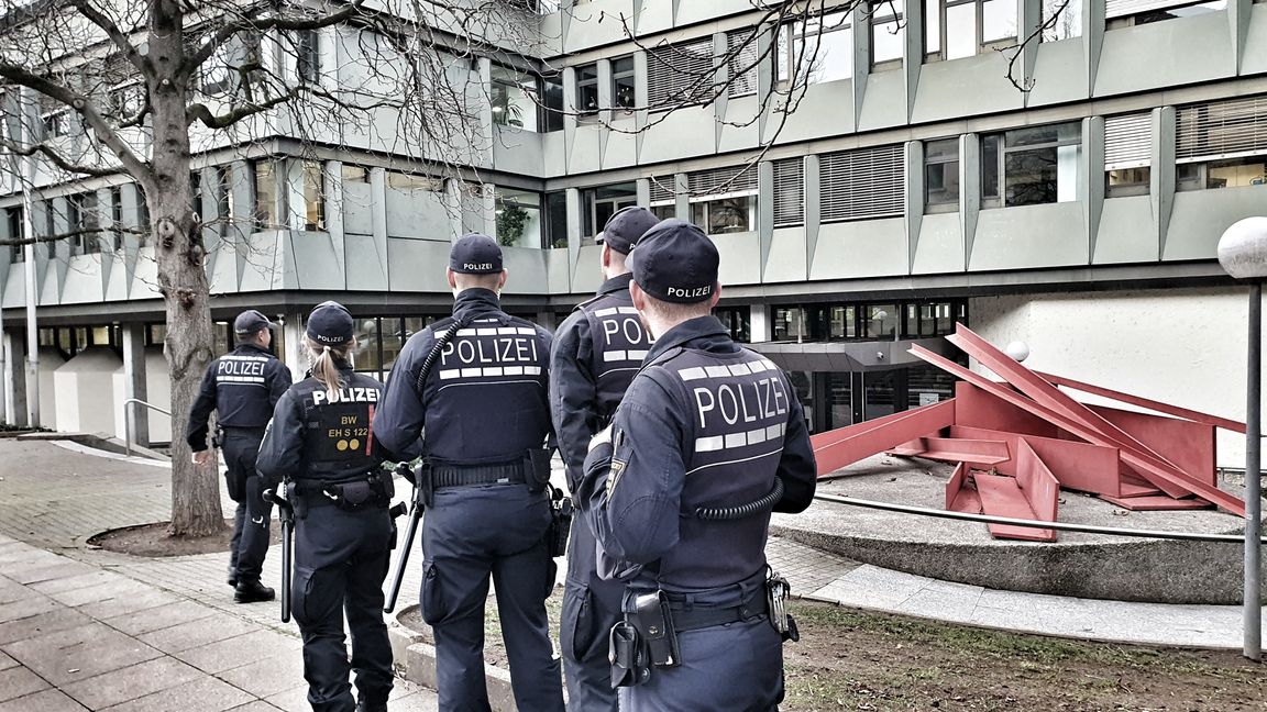 Polizeibeamte vor dem Landgericht in der Olgastraße 2 in Stuttgart: Am Donnerstag hat der Prozess gegen einen 53-Jährigen begonnen, dem vorgeworfen wird, am 11. Mai im Sindelfinger Mercedes-Werk zwei Arbeitskollegen erschossen zu haben. Bild: Wegner