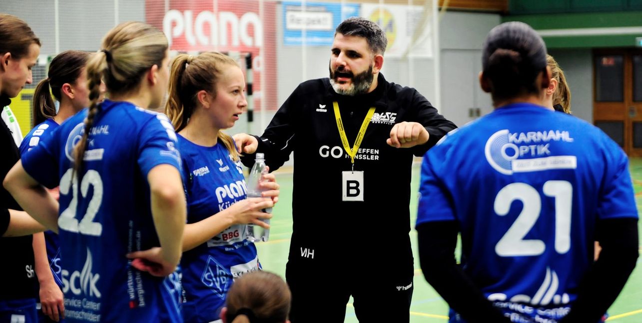 Nach zwei Niederlagen in Folge sehnt HSG-Coach Mischa Herok die Wende zum Guten herbei. Bild: photostampe