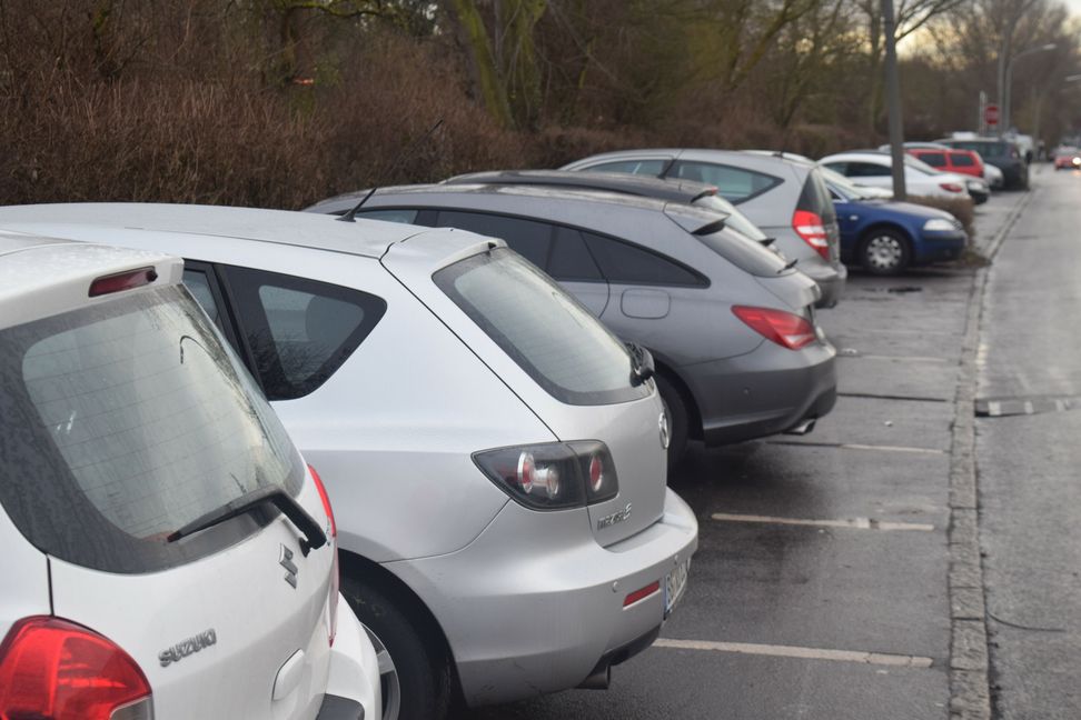 Voller Parkplatz auf der anderen Straßenseite.